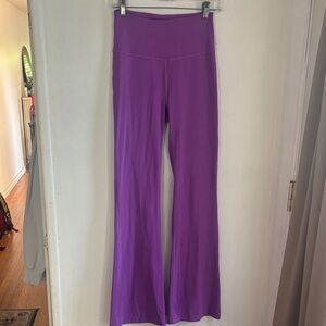 Lululemon Groove Super-High-Rise Flared Pant 
Moonlight magenta